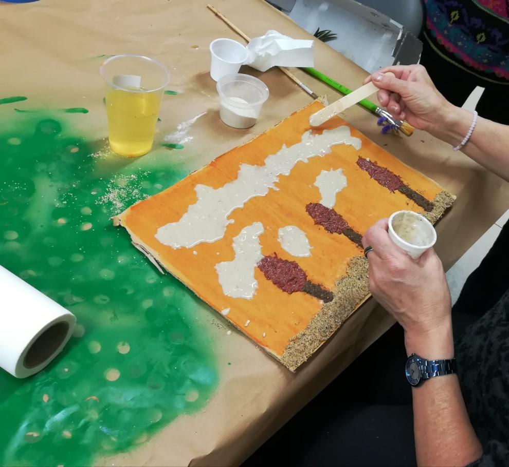 Taller de pintura matèrica del Projecte Illa d'Om